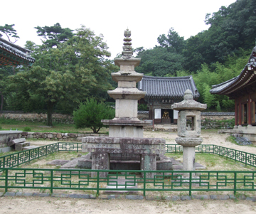대구 동화사 금당암 동ㆍ서 삼층석탑<br />(大邱桐華寺金堂庵東ㆍ西三層石塔) / 동탑  (동탑) 사진