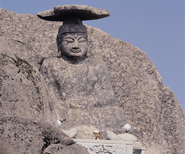 경산 팔공산 관봉 석조여래좌상(慶山八公山冠峰石造如來坐像) 사진